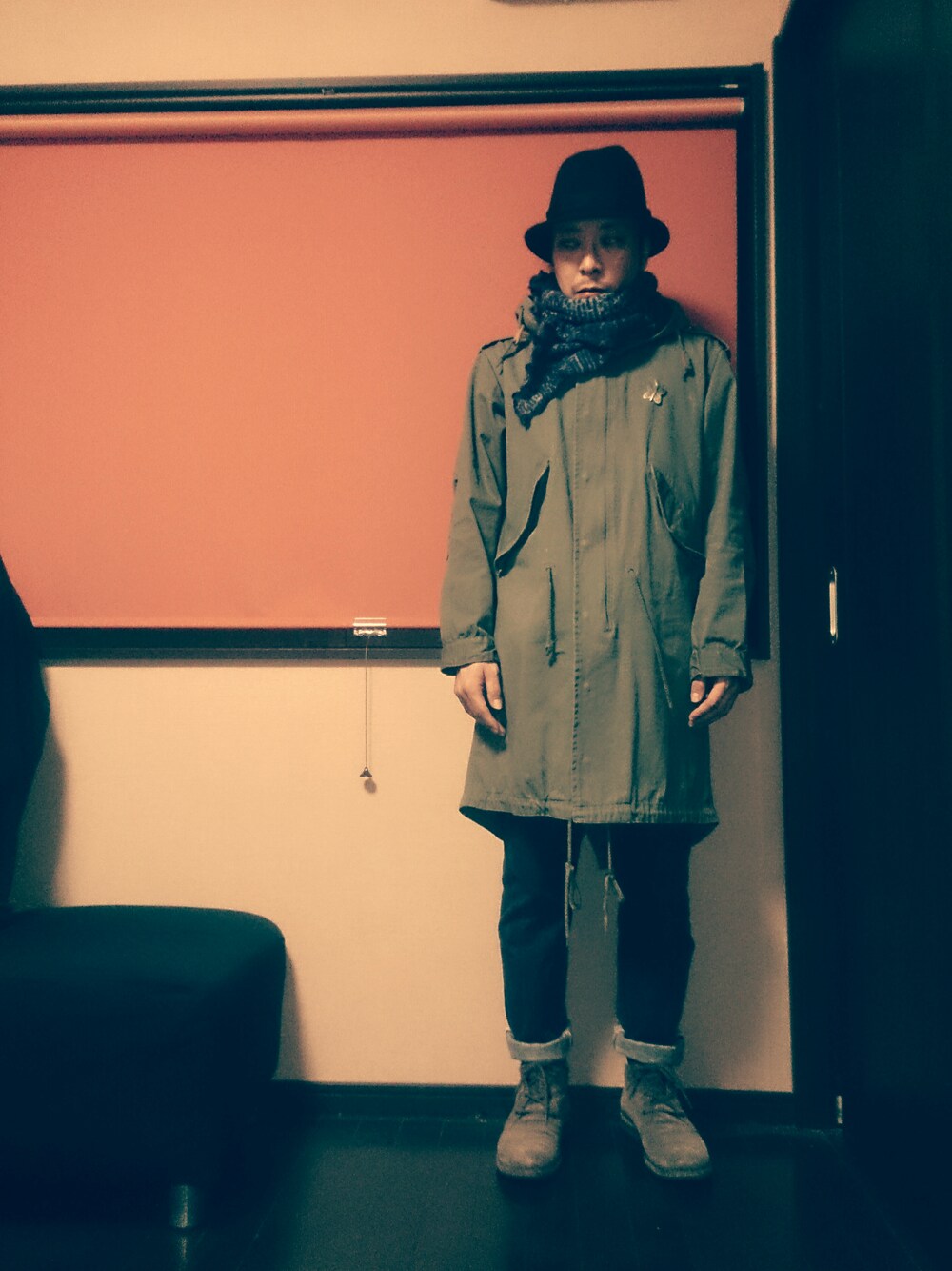 ブラック系のハット、ブラウン系の福袋/福箱を着用したメンズの秋コーディネートの1枚目の写真