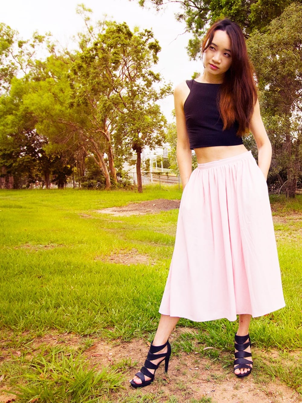 「ootd、lookbook、girly、pink、black、croptop」｜「Forever Newのアイテム（スカート、ピンク系）」を使った、Dianne Leさん（レディース・178cm）の冬コーディネートの1枚目の写真