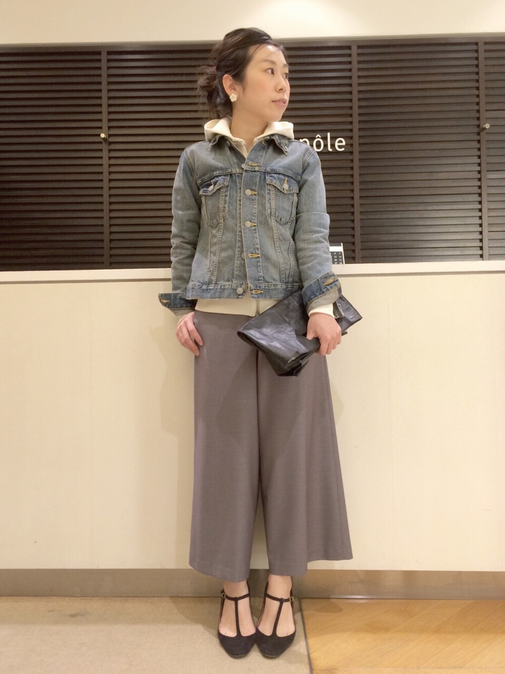 「デニム、クラッチバッグ、パーカー、Gジャン、ワイドパンツ、銀座、HELIOPOLE(HELIOPOLE)、Gジャン×パーカー、delave、ZILLA」｜「HELIOPOLEのdelave デニムコンパクトGジャン（デニムジャケット、ブルー系）」を使った、GA-SUさん（レディース・158cm）の春コーディネートの1枚目の写真