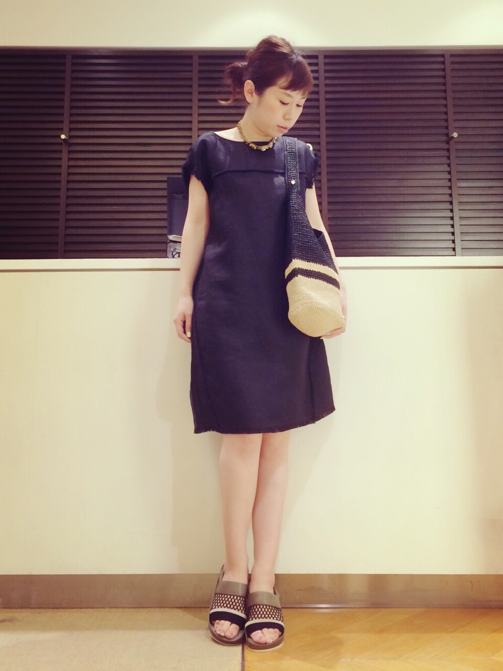 「ワンピース、ブラックコーデ、SARTORE、大人コーデ、銀座、HELIOPOLE(HELIOPOLE)、mncRo、初夏、helen kaminski、コンフォートサンダル」｜「HELIOPOLEのheliopole　フリンジリネン サックワンピース（ワンピース、ブラック系）」を使った、GA-SUさん（レディース・158cm）の春コーディネートの1枚目の写真