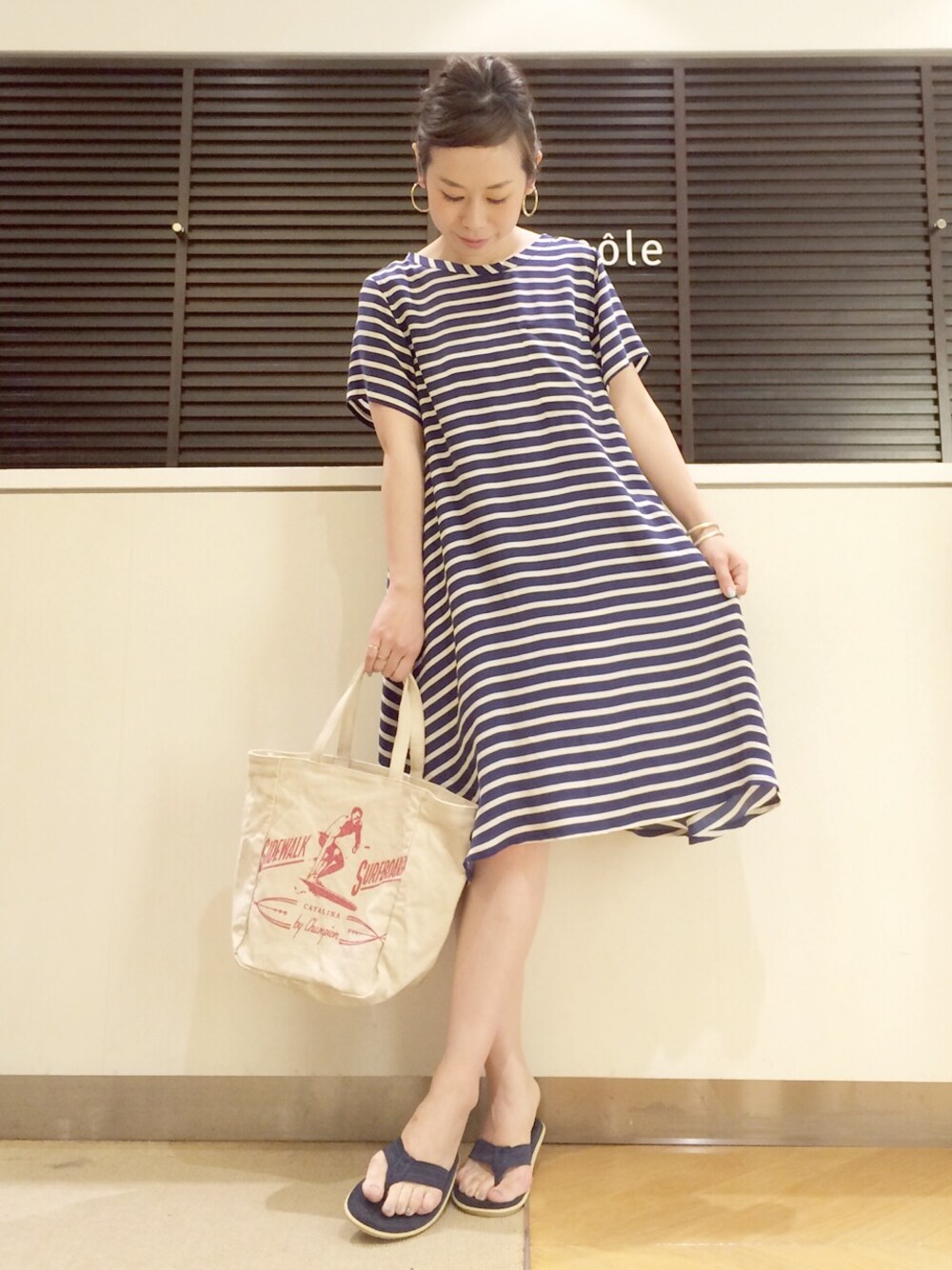 「トートバッグ、ボーダーワンピース、銀座、ブルーコーデ、HELIOPOLE(HELIOPOLE)、ゆるコーデ、ビーチサンダル、ISLAND SLIPPER、LAURENCE DOLIGE、Aラインワンピース」｜「HELIOPOLEのheliopole AラインゆるTボーダーワンピース（ワンピース、ブルー系）」を使った、GA-SUさん（レディース・158cm）の夏コーディネートの1枚目の写真