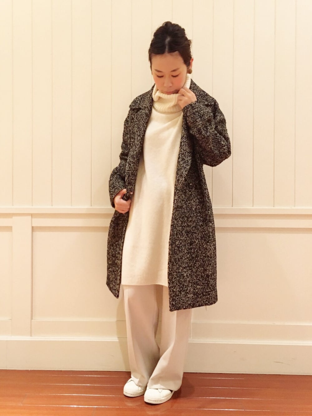 「ニットワンピース、スニーカーコーデ、ワイドパンツ、ツイードコート、タートルネックニット、ホワイトコーデ、あったかコーデ、HELIOPOLE(HELIOPOLE)、superstar80's」｜「HELIOPOLEの≪新作≫heliopole　6Gウールカシミヤ タートルネックニットワンピース（ワンピース、ホワイト系）」を使った、GA-SUさん（レディース・158cm）の秋コーディネートの1枚目の写真