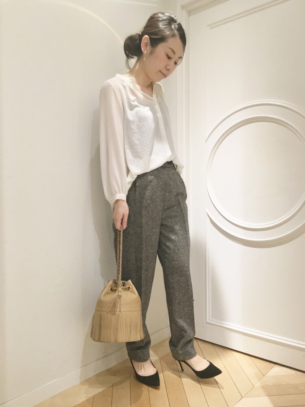 「テーパードパンツ、ツイードパンツ、春コーデ、通勤コーデ、HELIOPOLE(HELIOPOLE)、オフィスカジュアル、白ブラウス、J&M DAVIDSON、透けトップス」｜「HELIOPOLEの≪予約≫heliopole ジョーゼットハニー ゆるギャザーブラウス（シャツ/ブラウス、ホワイト系）」を使った、GA-SUさん（レディース・158cm）の冬コーディネートの1枚目の写真