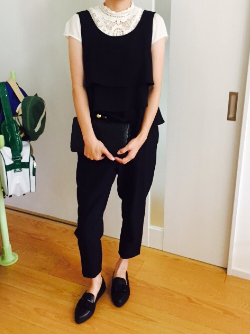 ブラック系のサロペット/オーバーオール、ブラック系のスニーカー、ホワイト系のシャツ/ブラウスを着用したレディースの夏コーディネートの1枚目の写真