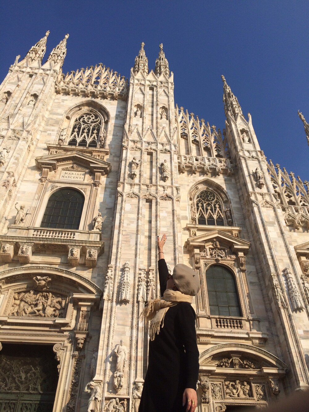 ブラック系のワンピース、ブラック系のサングラス、グレー系のハンチング/ベレー帽を着用したレディースの秋コーディネートの1枚目の写真