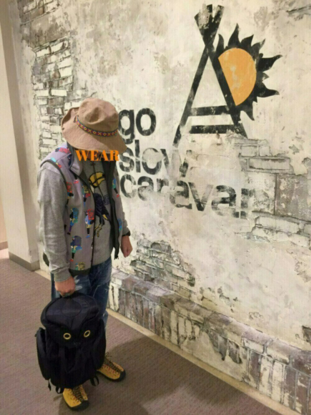 グレー系のニット/セーター、ブルー系のデニムパンツ、イエロー系のその他シューズを着用したメンズの秋コーディネートの1枚目の写真