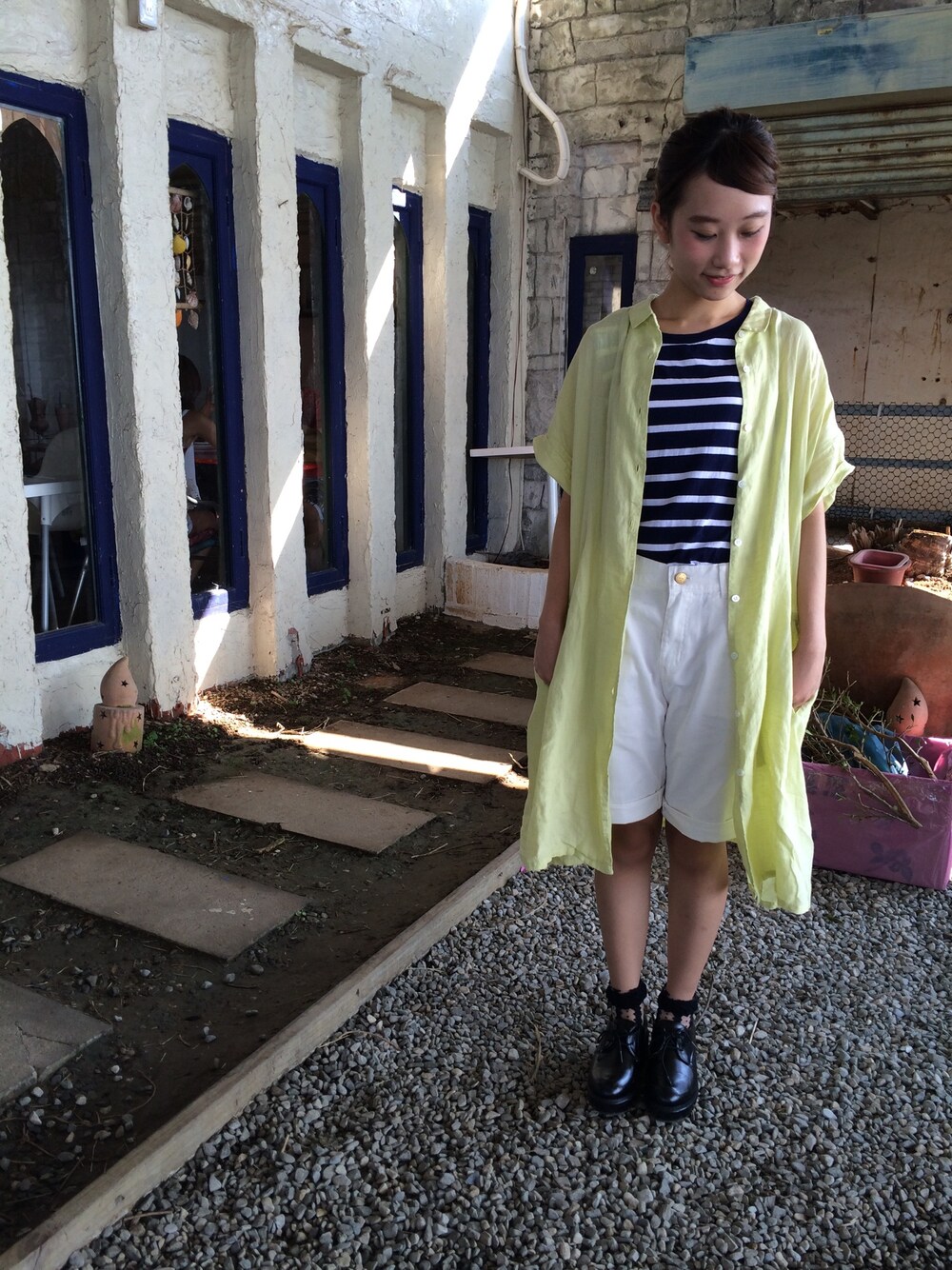 「SEA、stripe、yellow、restroom」｜「ZARAのアイテム（タンクトップ、ブルー系）」を使った、Yapu Linさん（レディース・158cm）の秋コーディネートの1枚目の写真