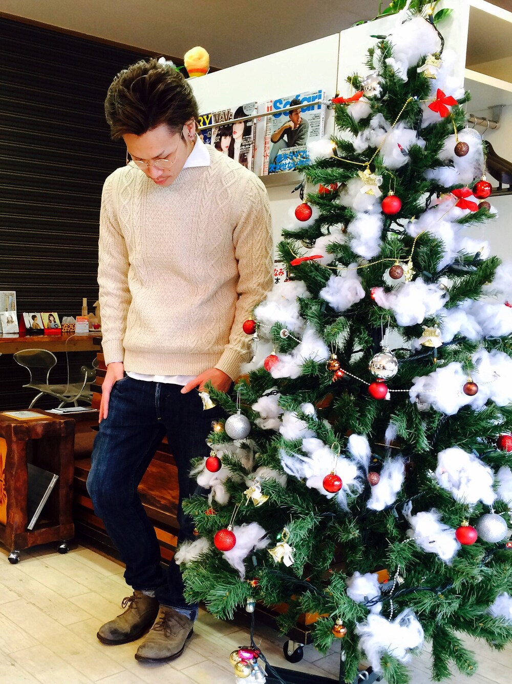 グリーン系のその他シューズを着用したメンズの冬コーディネートの1枚目の写真