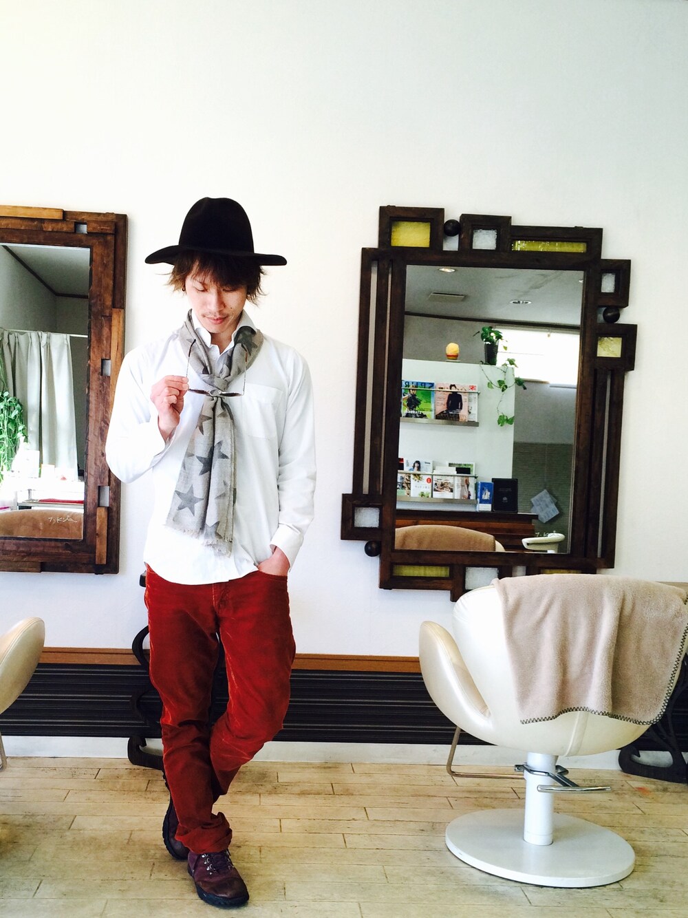 レッド系のブーツ、ブラウン系のサングラスを着用したメンズの春コーディネートの1枚目の写真