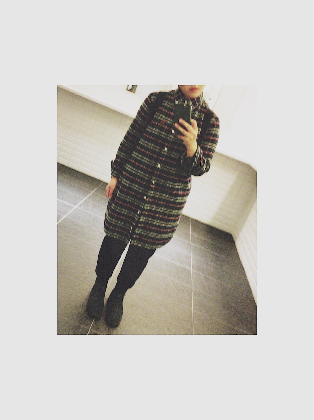 「シャツワンピ、スラックス、ブーツ」｜「FRED PERRYのHouse Tartan Relaxed Fit Dress（ワンピース、ブルー系）」を使った、麻生さん（レディース・152cm）の夏コーディネートの1枚目の写真