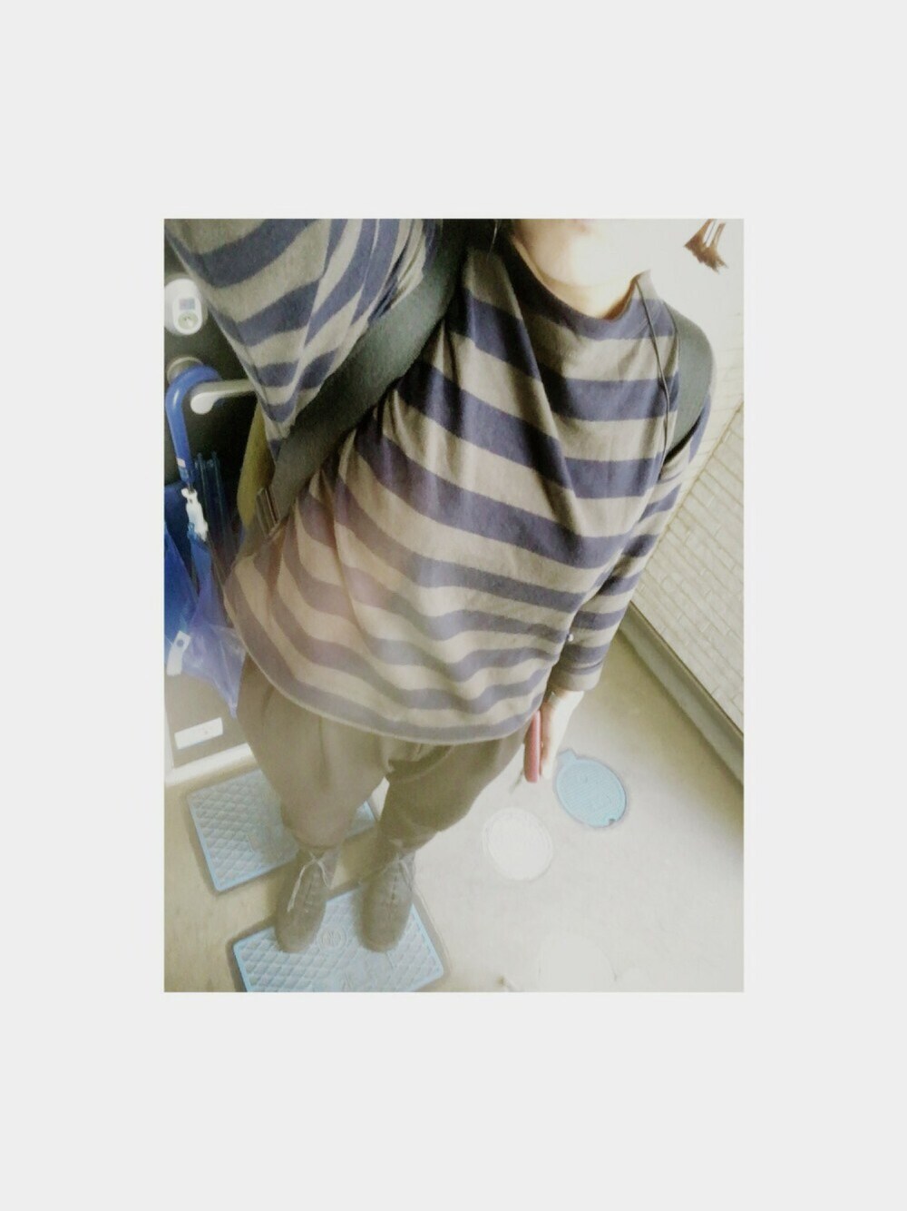 グリーン系のTシャツ/カットソー、ブラック系のチノパンツ、グリーン系のバックパック/リュックを着用したレディースの秋コーディネートの1枚目の写真