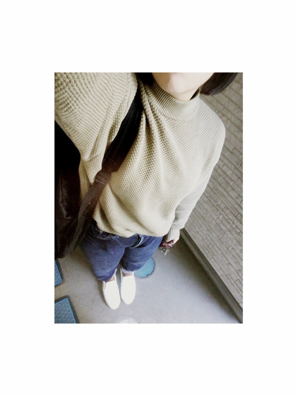 「カジュアルコーデ、シンプル、ワイドパンツ、ニット、白スニーカー、ラクチンコーデ」｜「UNIQLOのアイテム（ニット/セーター、グリーン系）」を使った、麻生さん（レディース・152cm）の秋コーディネートの1枚目の写真