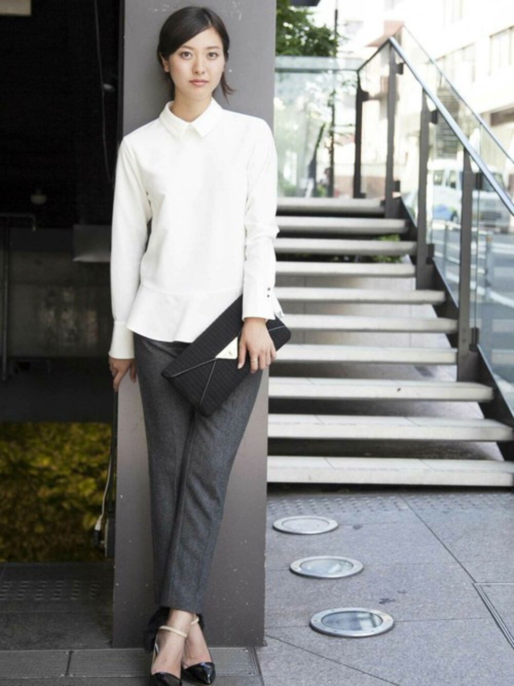 「ファー、パンツ、白シャツ、クラッチバッグ、パンツスタイル、ぺプラムトップス」｜「LEP LUSSの【LEP LUSS】二重織コットンプルオーバーシャツ（シャツ/ブラウス、ホワイト系）」を使った、rinaさん（レディース・169cm）の夏コーディネートの1枚目の写真