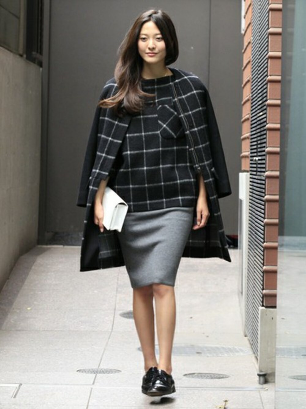 「チェック、ニット、ブラック、クラッチバッグ、ウィンドウペン」｜「VINCAの【VINCA　TOKYO】graph check coat（チェスターコート、ブラック系）」を使った、rinaさん（レディース・169cm）の秋コーディネートの1枚目の写真