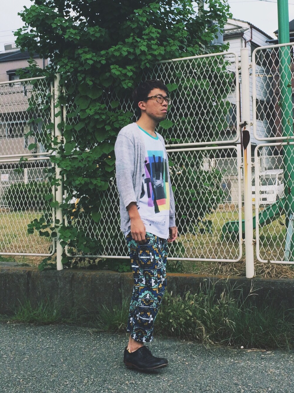 ホワイト系のTシャツ/カットソーを着用したメンズの秋コーディネートの1枚目の写真