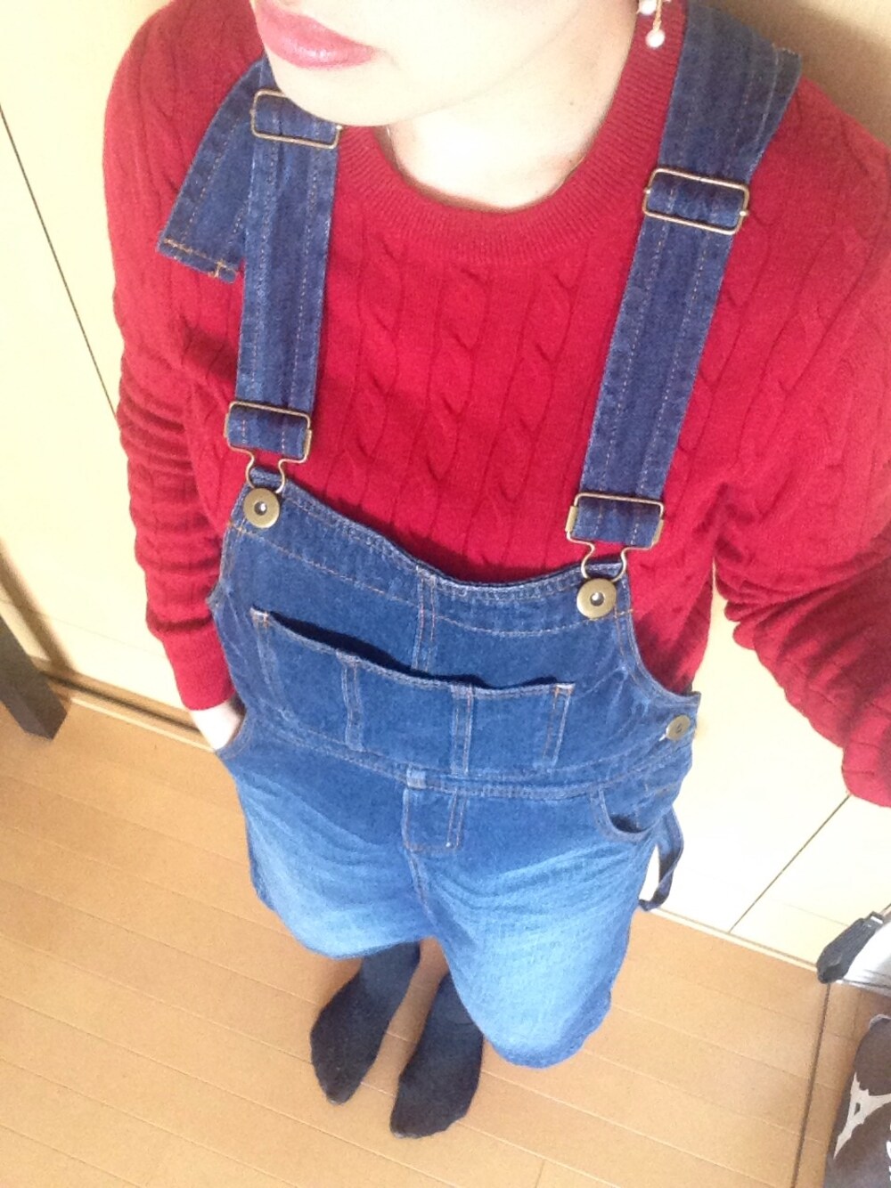 「赤ニット、ケーブルニット、ジャンパースカート、UNIQLO、niko and ...、休日スタイル、きりん、オーダーメイド」｜「and it_のウォッシュデニムスカートオーバーオール（サロペット/オーバーオール、ブルー系）」を使った、あっこさん（レディース・161cm）の冬コーディネートの1枚目の写真