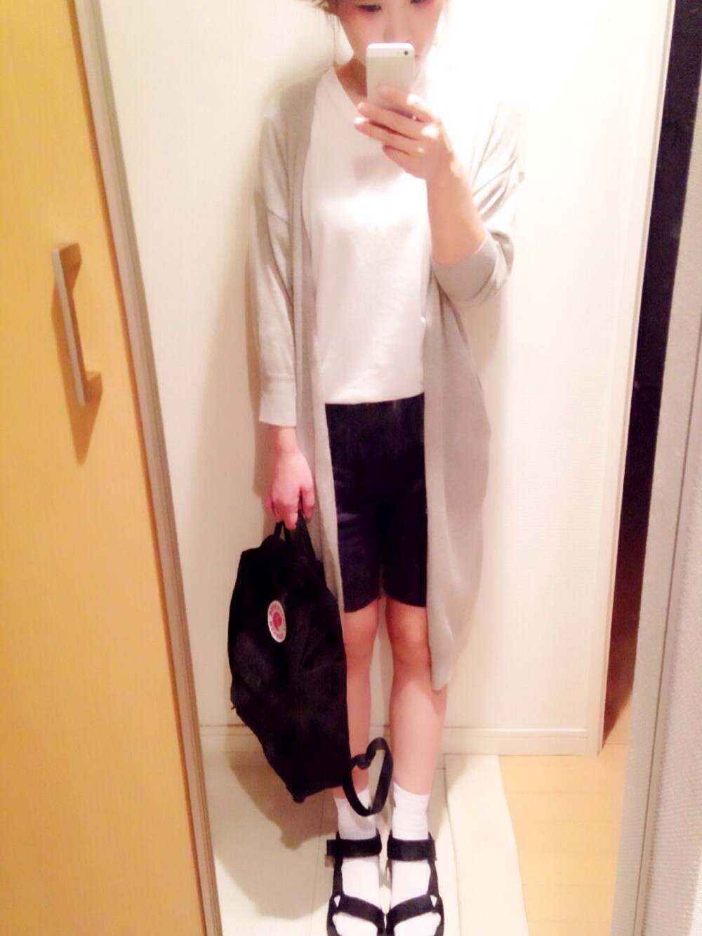 「ユニクロ、GAP、UNIQLO、テバ、teva、ナイキ靴下、FJALLRAVENKANKEN、ゆるコーデ、休日スタイル、シンプル」｜「UNIQLOのアイテム（Tシャツ/カットソー、ホワイト系）」を使った、あっこさん（レディース・161cm）の夏コーディネートの1枚目の写真
