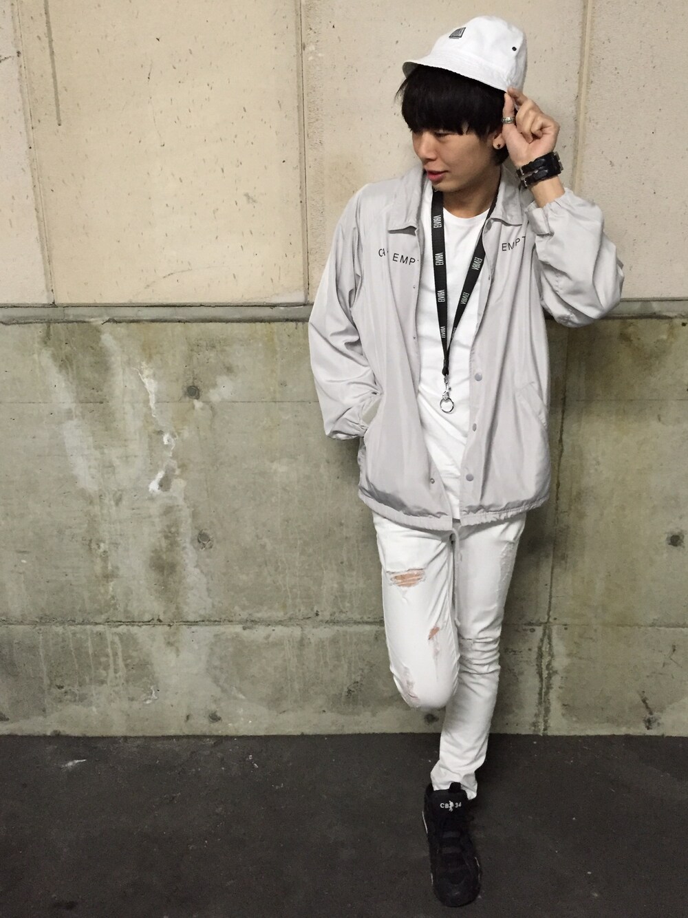ホワイト系のナイロンジャケット、ホワイト系のスウェット、ホワイト系のデニムパンツを着用したメンズの冬コーディネートの1枚目の写真