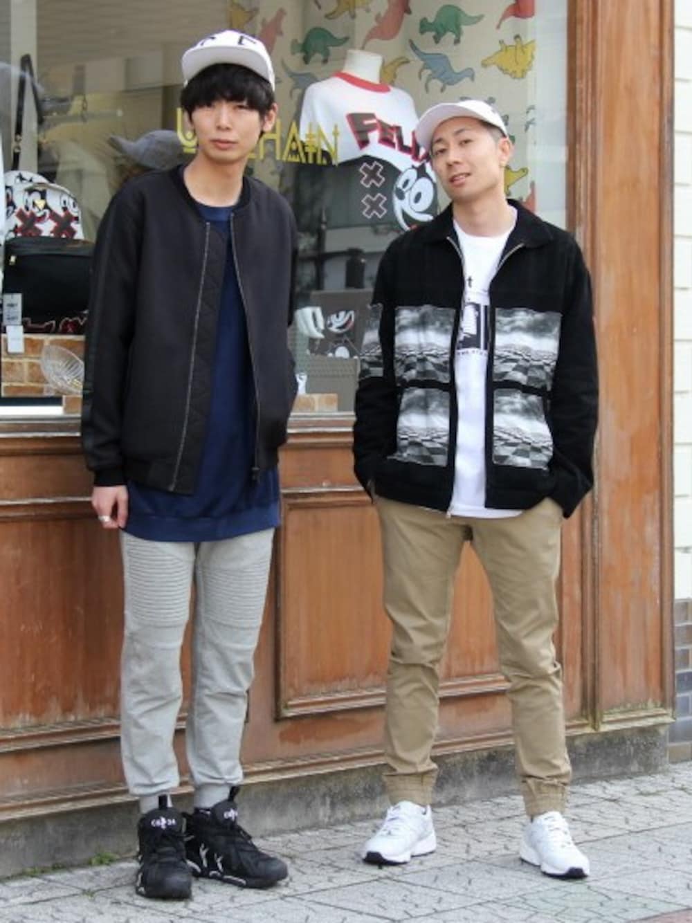 ブラック系のブルゾン、ブルー系のスウェット、グレー系のその他パンツを着用したメンズの春コーディネートの1枚目の写真