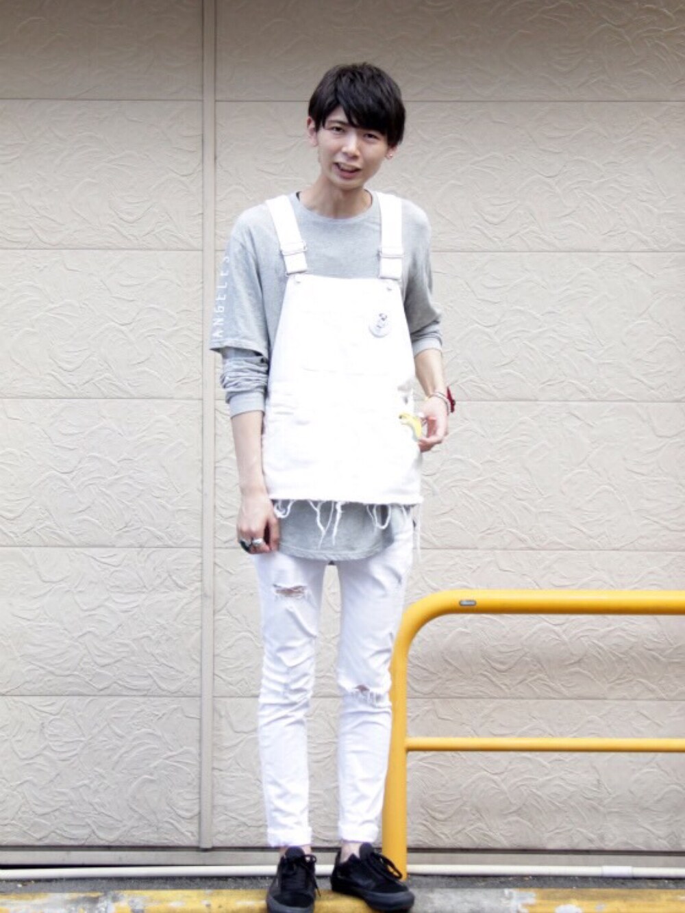 ホワイト系のトップス、グレー系のTシャツ/カットソー、ホワイト系のデニムパンツを着用したメンズの秋コーディネートの1枚目の写真