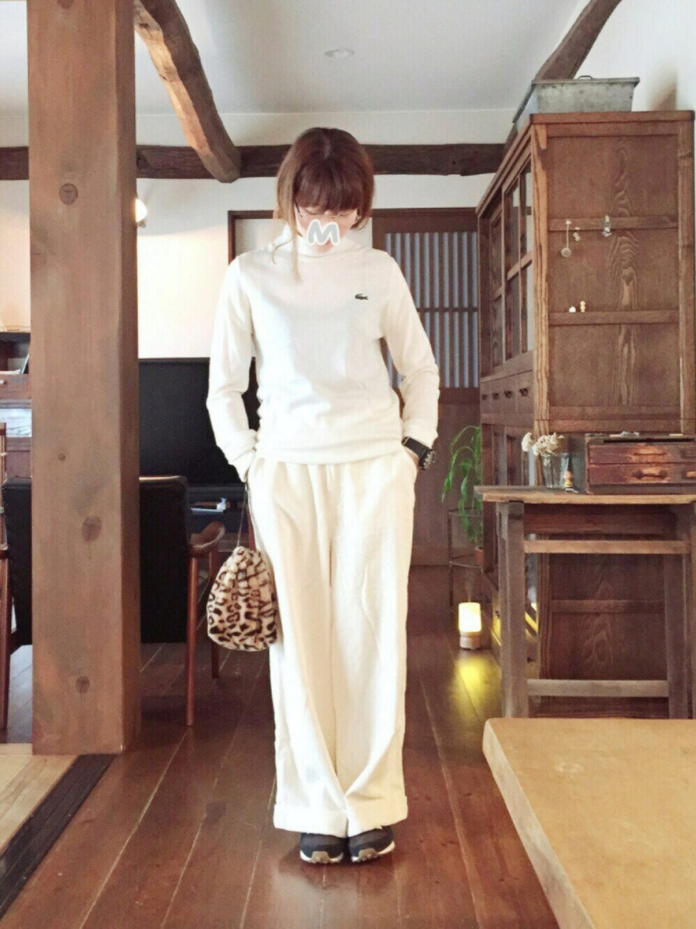 ホワイト系のニット/セーター、ホワイト系のその他パンツ、ブラック系のスニーカーを着用したレディースの秋コーディネートの1枚目の写真