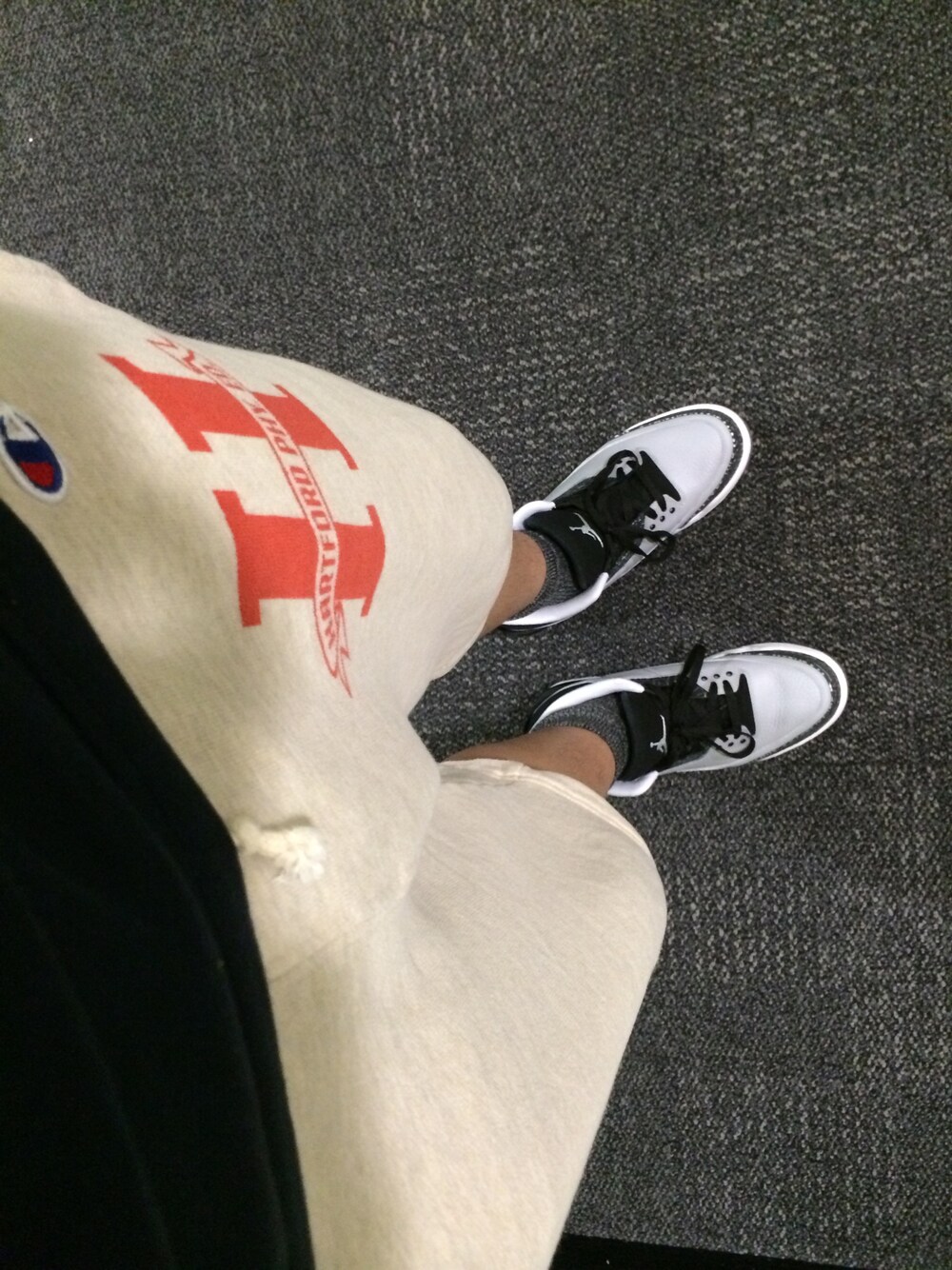 「AIR JORDANのアイテム（スニーカー、グレー系）」を使った、荒木@kidさん（メンズ・175cm）の夏コーディネートの1枚目の写真