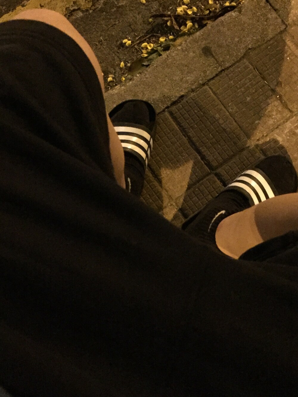 「adidasのアイテム（サンダル、ブラック系）」を使った、荒木@kidさん（メンズ・173cm）の秋コーディネートの1枚目の写真