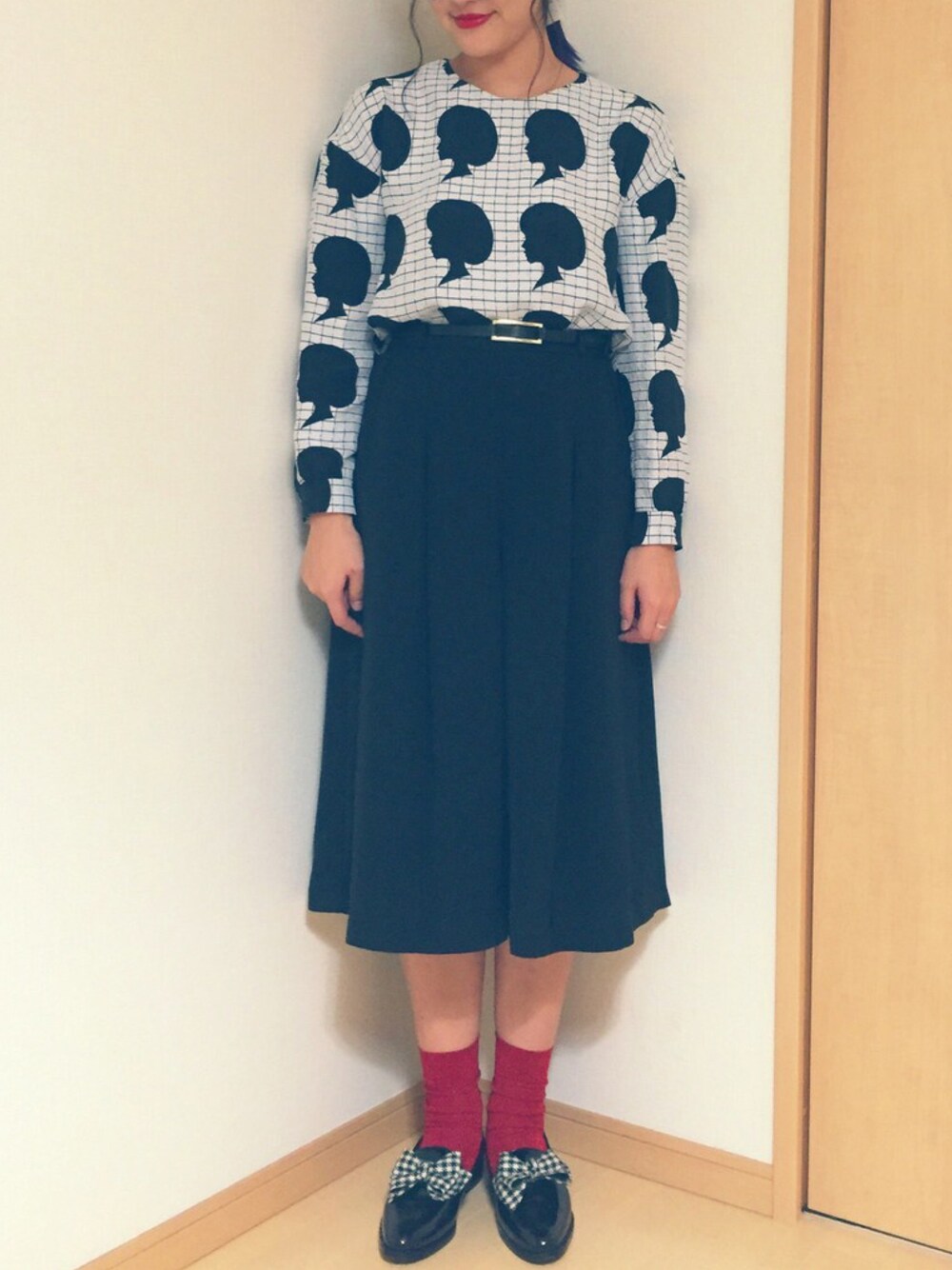 「誕生日、ママコーデ、WEARママ部、ガウチョパンツ、ウエストイン、千鳥柄、ヘアバンド、ハンドメイド」｜「I am I in fact...の■ZOZOTOWN限定商品■　フクレジャガード 女の子プリントブラウス（シャツ/ブラウス、ブラック系）」を使った、yumaさん（レディース・165cm）の秋コーディネートの1枚目の写真