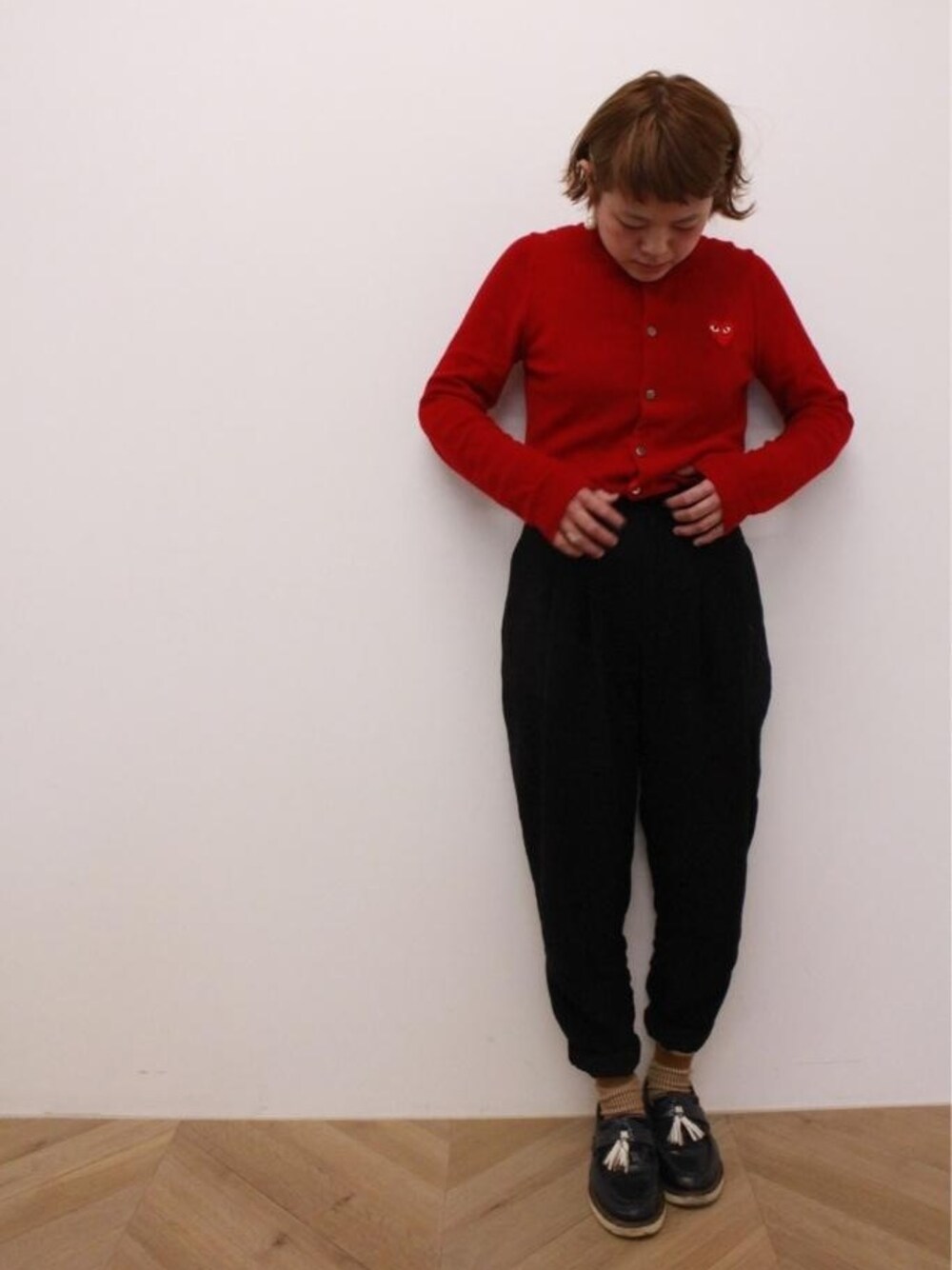 「ドクターマーチン、赤いカーディガン、赤カーディガン」｜「PLAY COMME des GARCONSのアイテム（カーディガン/ボレロ、レッド系）」を使った、ヨコバタケさん（レディース・154cm）の春コーディネートの1枚目の写真