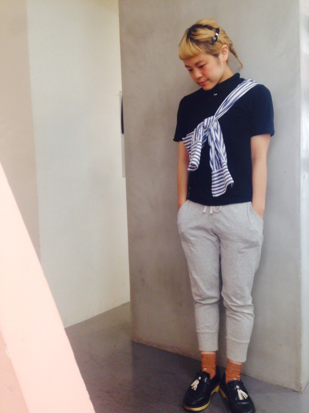 「たすき掛け、theatreproducts、BEAMS、スウェット、スウェットパンツ」｜「THEATRE PRODUCTSのアイテム（Tシャツ/カットソー、ブラック系）」を使った、ヨコバタケさん（レディース・154cm）の夏コーディネートの1枚目の写真