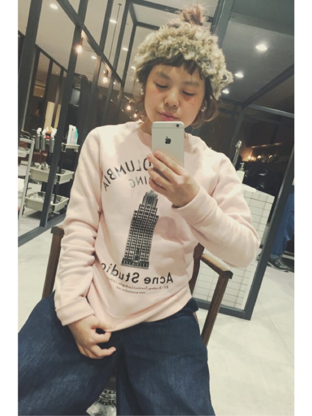 「Acne Studiosのアイテム（スウェット、ピンク系）」を使った、ヨコバタケさん（レディース・154cm）の秋コーディネートの1枚目の写真