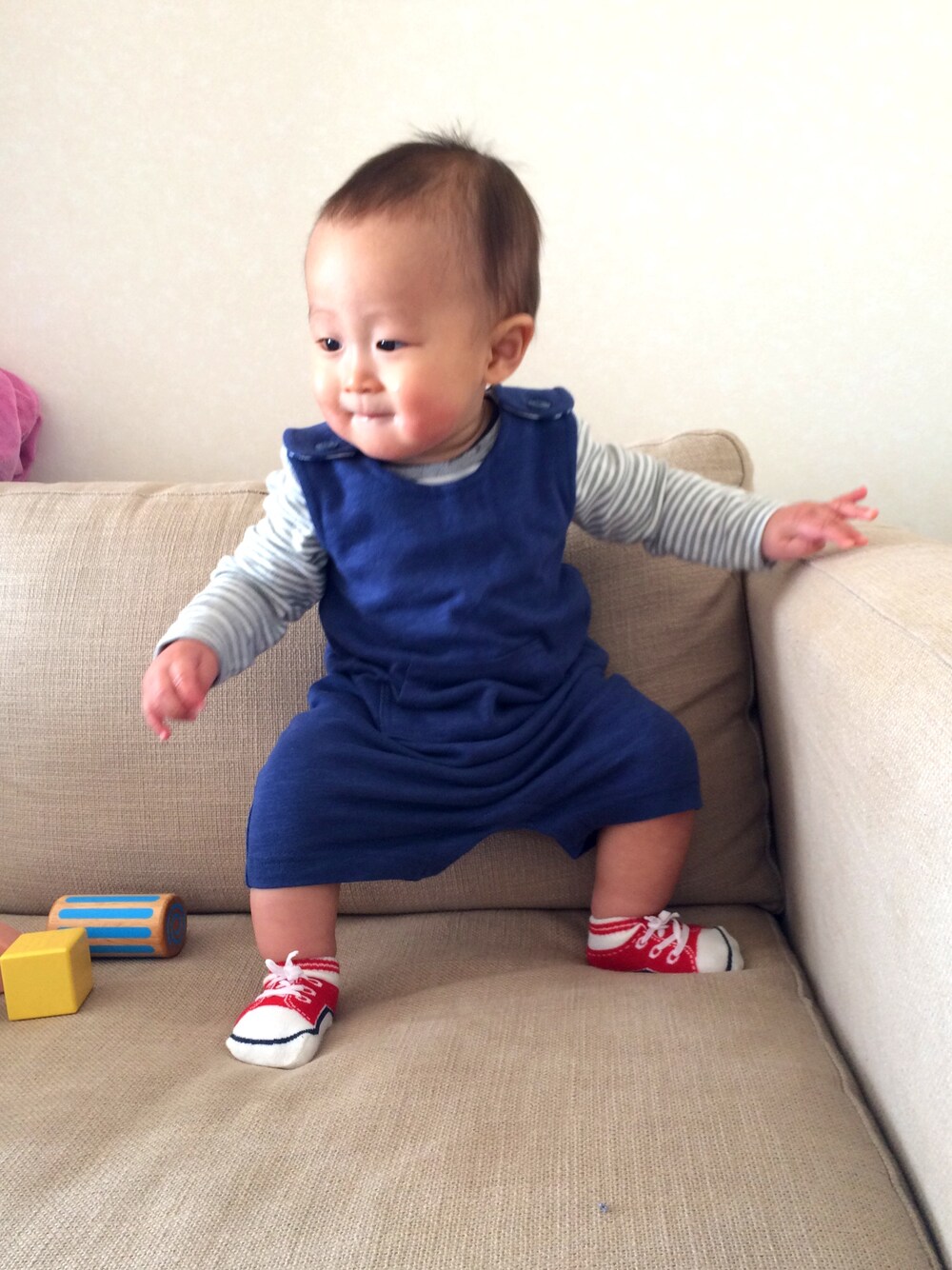 「babygap、つなぎ、babyboy、変なポーズ」｜「babyGAPのアイテム（サロペット/オーバーオール、ブルー系）」を使った、sakuさん（キッズ・70cm）の春コーディネートの1枚目の写真