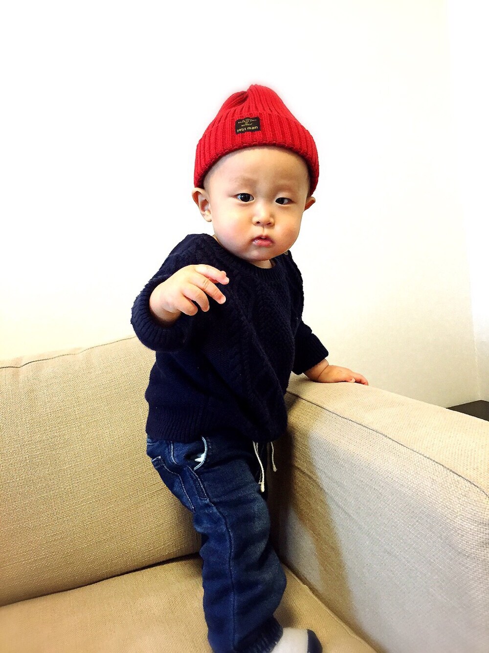 「ニット帽、パパコーデ、デニム、GAP」｜「babyGAPのアイテム（ニット/セーター、ブラック系）」を使った、sakuさん（キッズ・70cm）の春コーディネートの1枚目の写真