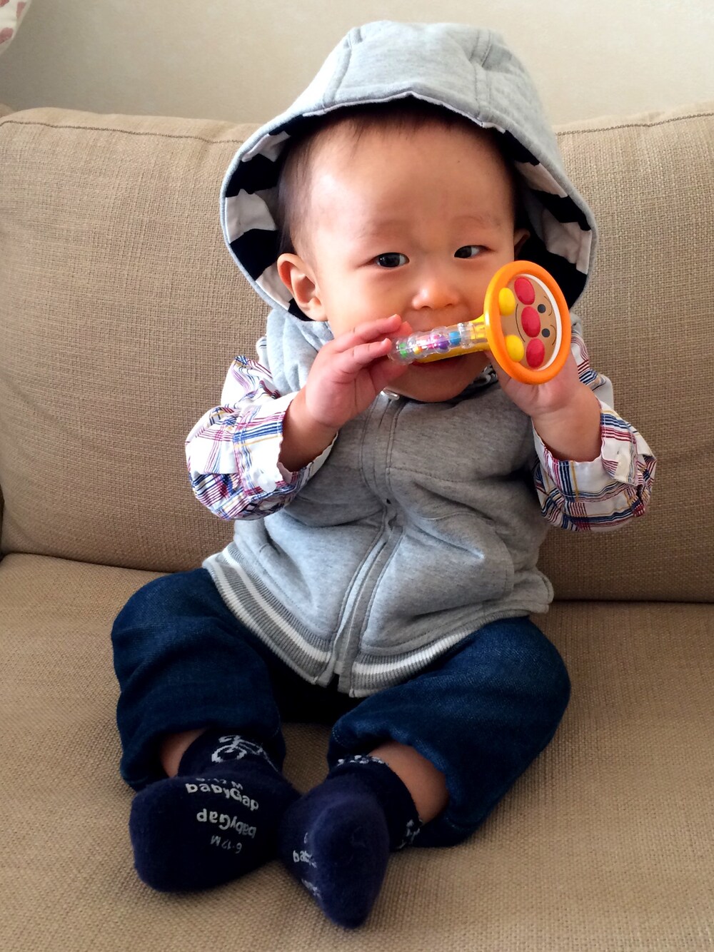「babygap、kids、シャツスタイル、ベスト、ベスト×シャツ、デニム、アンパンマン」｜「babyGAPのアイテム（ダウンベスト、グレー系）」を使った、sakuさん（キッズ・70cm）の春コーディネートの1枚目の写真