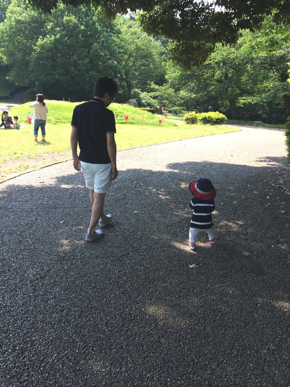 「キッズ、夏コーデ、1歳、お散歩♪、おそろいコーデ」｜「kids foretのアイテム（ハット、ブルー系）」を使った、sakuさん（キッズ・70cm）の春コーディネートの1枚目の写真