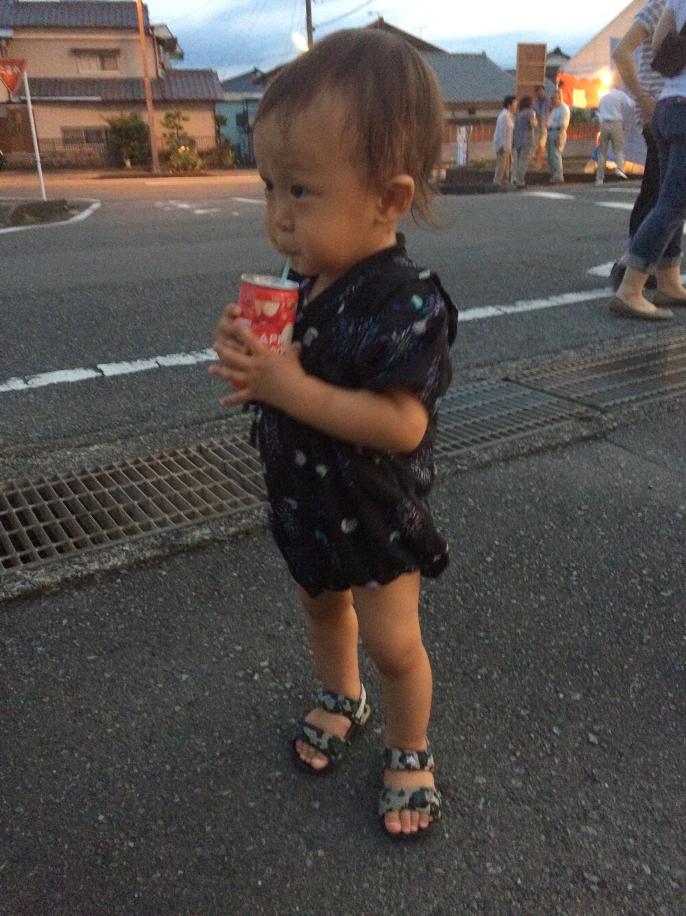 「夏祭り、甚平、暑い、キッズコーデ、花火大会」｜「no brandのアイテム（浴衣、ブラック系）」を使った、sakuさん（キッズ・80cm）の夏コーディネートの1枚目の写真