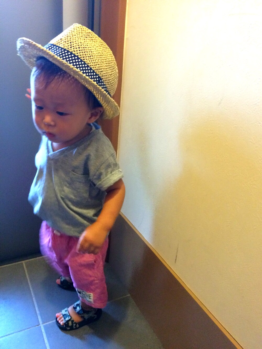 「カジュアルコーデ、キッズコーデ、Vネック、URBAN RESEARCH」｜「BREEZEのペーパーHAT（ハット、ベージュ系）」を使った、sakuさん（キッズ・80cm）の夏コーディネートの1枚目の写真