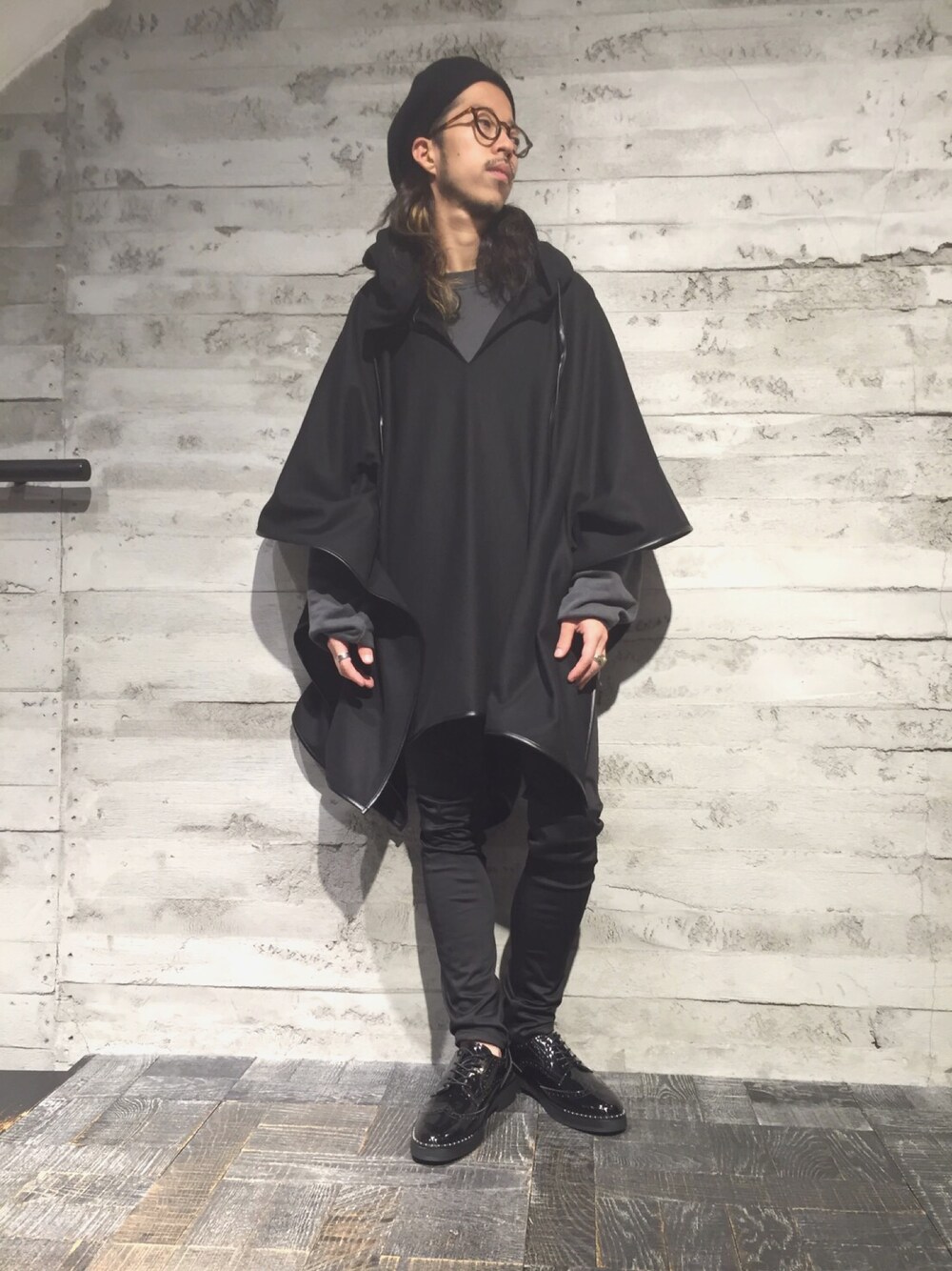 「秋のコーデ、シンプルコーデ、オールブラック、モノトーン、スキニー、ベレー帽、ベレー帽×メガネ、HARE、HARE京都店」｜「HAREのフードポンチョプルオーバー(HARE)（ストール/ショール、ブラック系）」を使った、伊藤 大祥さん（メンズ・165cm）の秋コーディネートの1枚目の写真
