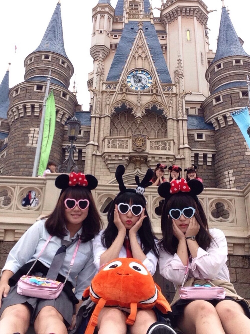 「ディズニー、制服、サングラス、トリオ」｜「Disneyのアイテム（バックパック/リュック、オレンジ系）」を使った、masumiさん（レディース・155cm）の秋コーディネートの1枚目の写真