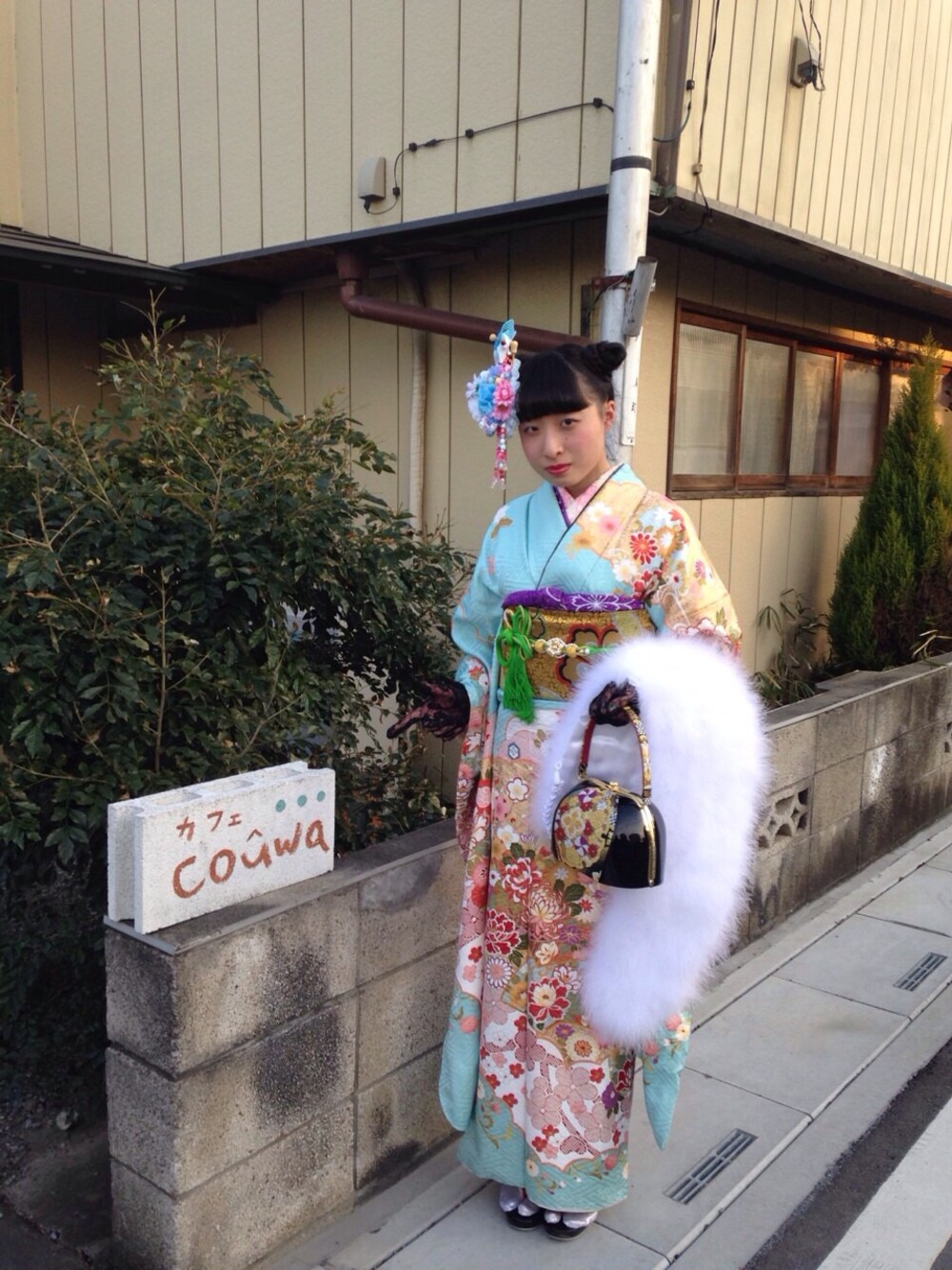 「成人式、振袖、晴れ着、お団子ヘアー、ジョジョ、空条徐倫、ゴールド」｜「振袖のアイテム（浴衣、ブルー系）」を使った、masumiさん（レディース・155cm）の冬コーディネートの1枚目の写真
