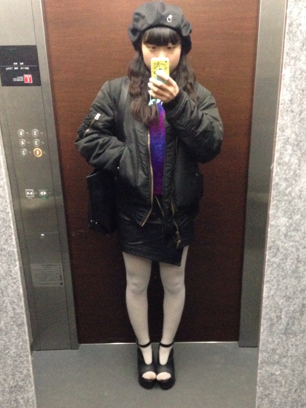 「MA-1、ニット、タイトスカート、レザー、白タイツ、keytalk、ベレー帽、VIRGO」｜「VIRGOwearworksのアイテム（ハンチング/ベレー帽、ブラック系）」を使った、masumiさん（レディース・155cm）の冬コーディネートの1枚目の写真