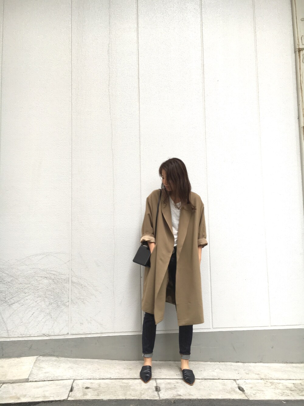 「TODAYFULのドロップショルダーコート（チェスターコート、ベージュ系）」を使った、sudo shihoさん（レディース・168cm）の秋コーディネートの1枚目の写真