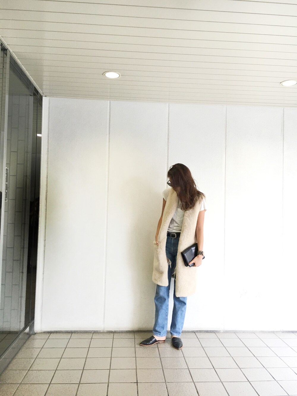 「TODAYFULのボアロングベスト（その他アウター、ホワイト系）」を使った、sudo shihoさん（レディース・168cm）の秋コーディネートの1枚目の写真