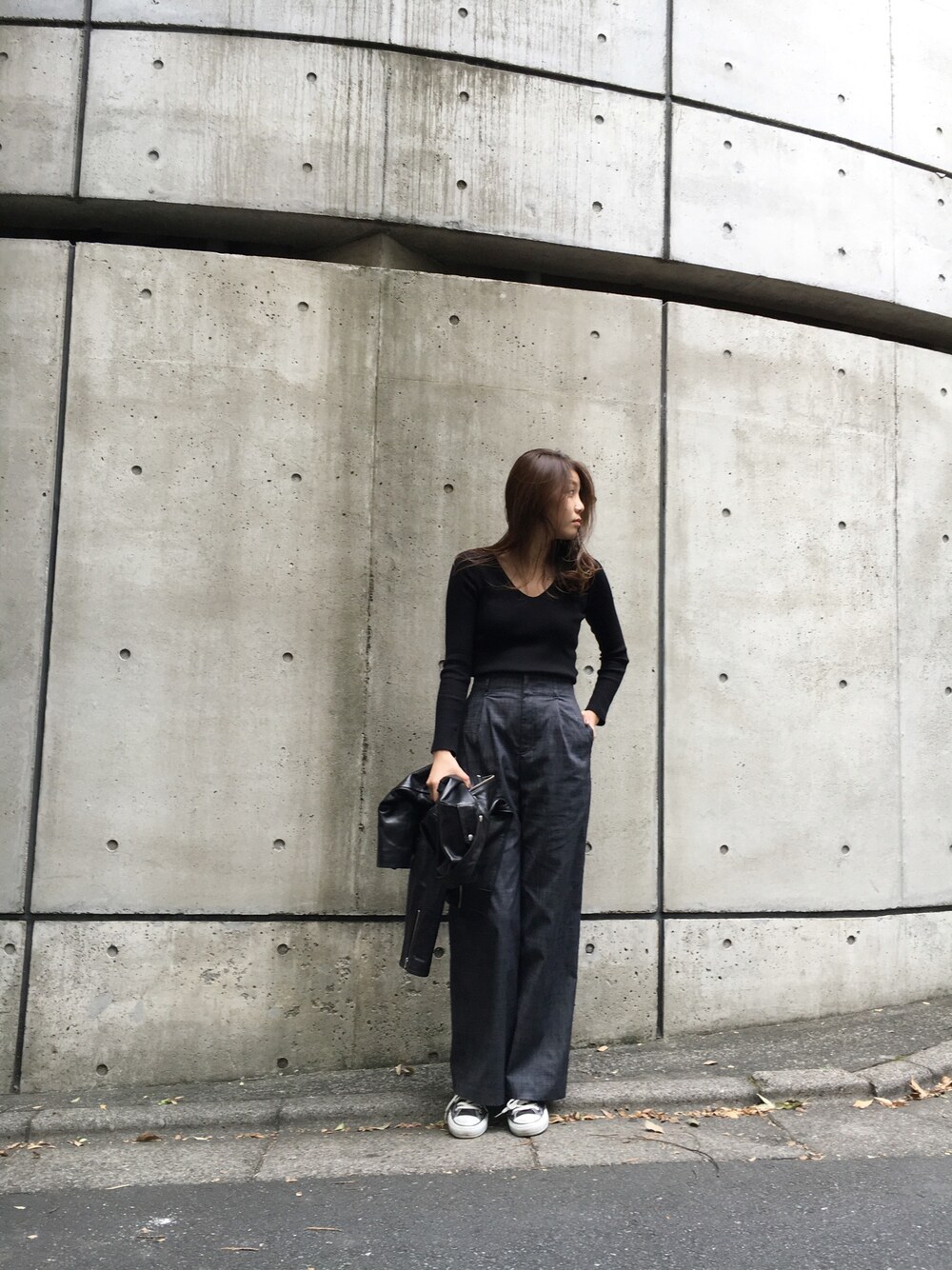 「TODAYFULのTODAYFUL(トゥディフル)  ''Soft V neck knit '' ソフトVネックニット（ニット/セーター、ブラック系）」を使った、sudo shihoさん（レディース・168cm）の秋コーディネートの1枚目の写真