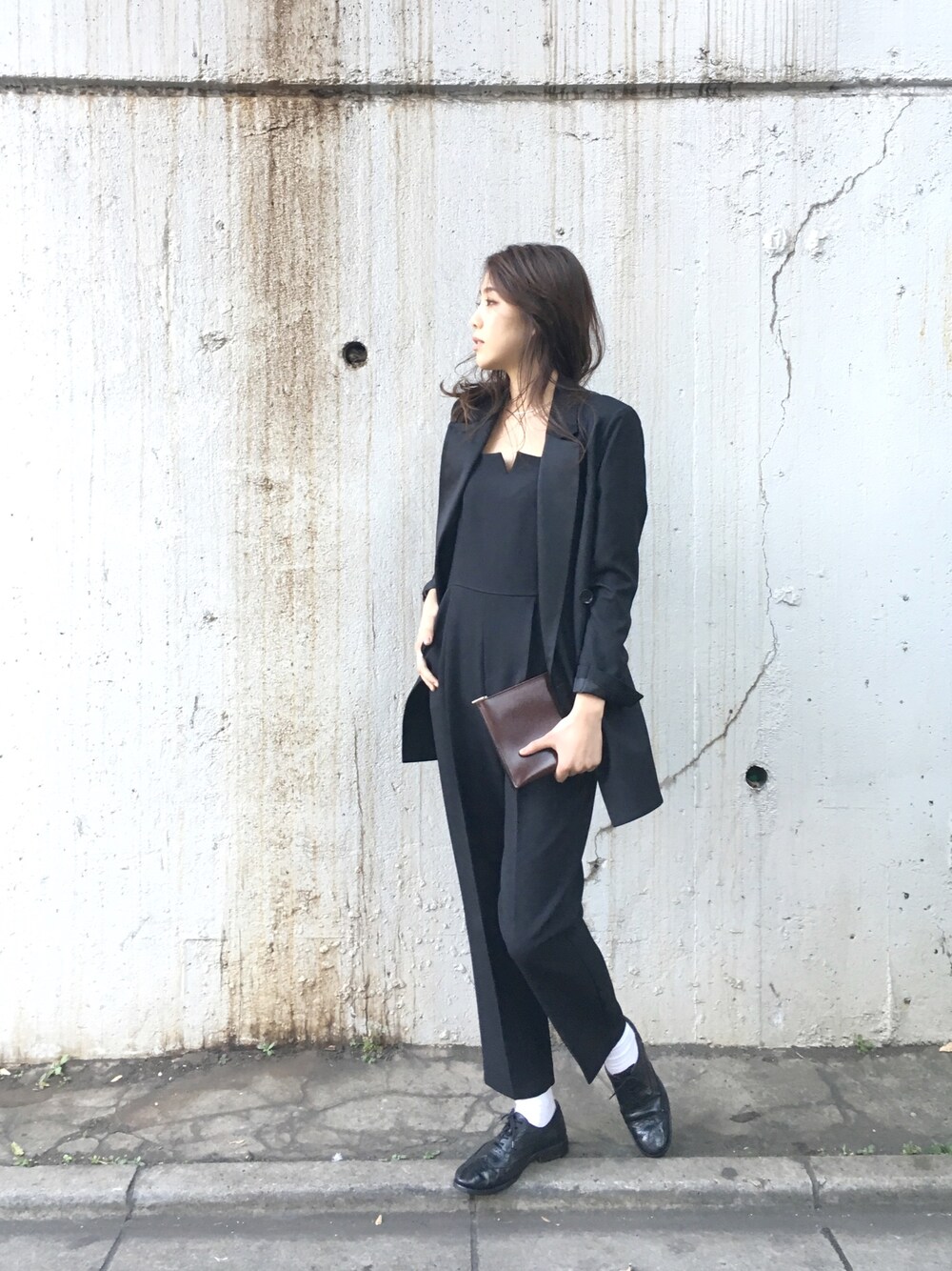 「TODAYFULのサテンラペルジャケット（テーラードジャケット、ブラック系）」を使った、sudo shihoさん（レディース・168cm）の冬コーディネートの1枚目の写真