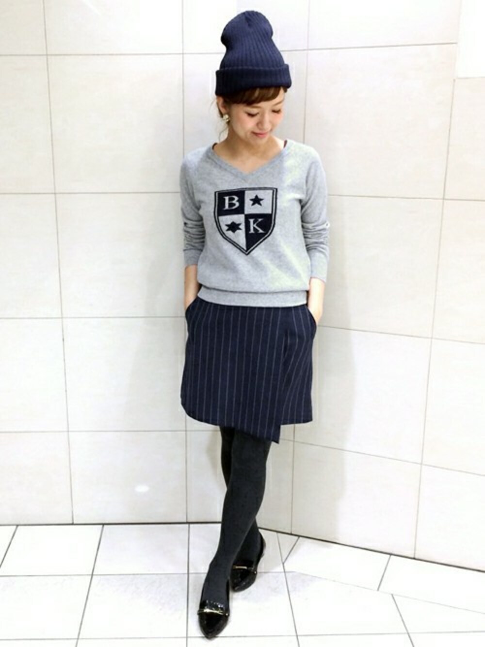 「ニット、ニット帽、ニットキャップ、ストライプパンツ、ロゴニット、Loungedress(Loungedress)、ラウンジドレス(Loungedress)、Loungedress、ラウンジドレス」｜「LOUNGEDRESSのロゴ入りニット（ニット/セーター、グレー系）」を使った、Loungedressさん（レディース・160cm）の冬コーディネートの1枚目の写真