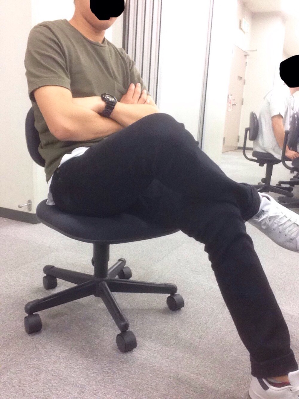 グリーン系のTシャツ/カットソー、ホワイト系のタンクトップ、ブラック系のデニムパンツを着用したメンズの夏コーディネートの1枚目の写真