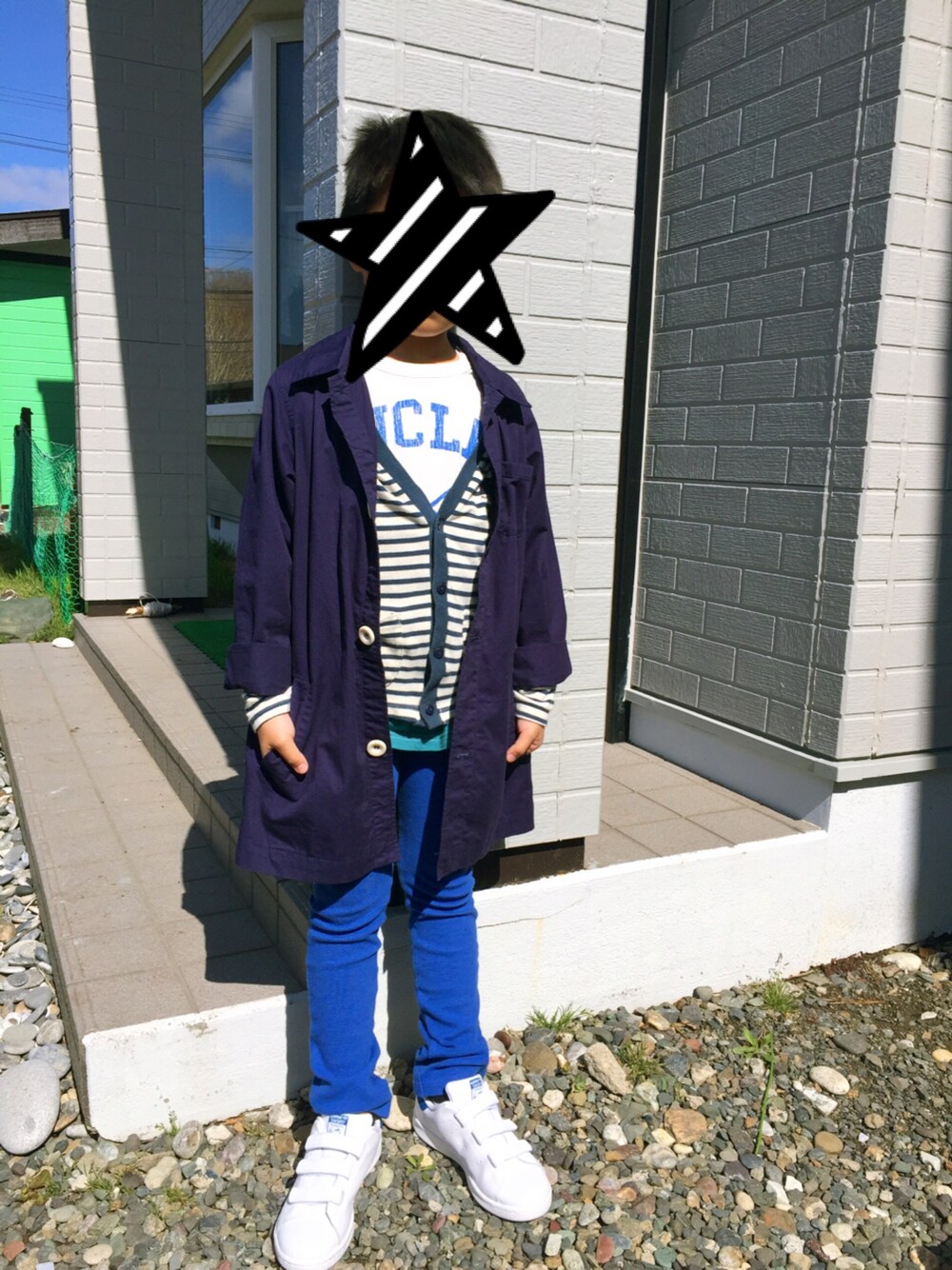 「abcdのアイテム（ステンカラーコート、ブルー系）」を使った、hanaさん（キッズ・80cm）の春コーディネートの1枚目の写真