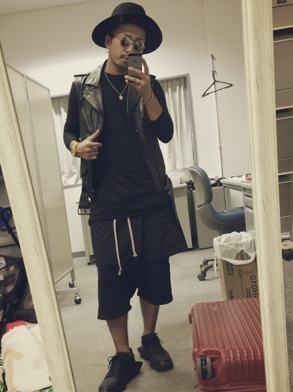 「ロング丈カットソー」｜「Rick Owensのアイテム（その他パンツ、ブラック系）」を使った、MILO(ATTACKDEM)さん（メンズ・160cm）の秋コーディネートの1枚目の写真