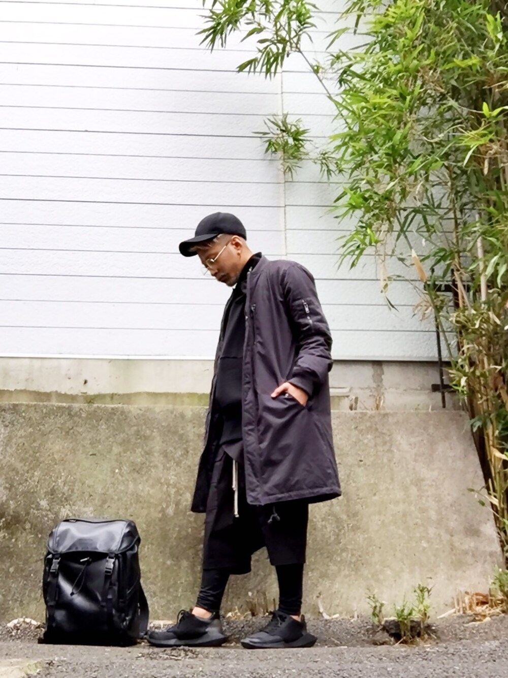 「ブラック×ブラック、ブラック、ブラックコーデ、ブラック×グレー、MA-1、ﾏﾙﾒｶﾞﾈ、バックパック、スニーカー、ATTACKDEM」｜「PLASTIC TOKYOのLHP/エルエイチピー/PLASTICTOKYO/プラスティックトーキョー/SWITCHING HI NECK（スウェット、ブラック系）」を使った、MILO(ATTACKDEM)さん（メンズ・160cm）の春コーディネートの1枚目の写真